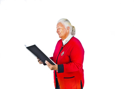 微笑迷人的老年婦女在讀書(shū)和演講