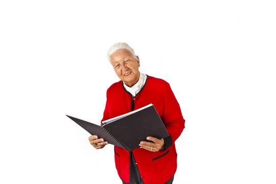 微笑迷人的老年妇女在读书和演讲
