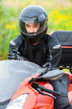 尼斯尼斯年輕男子坐摩托車