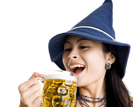 美麗的女人慶祝啤酒