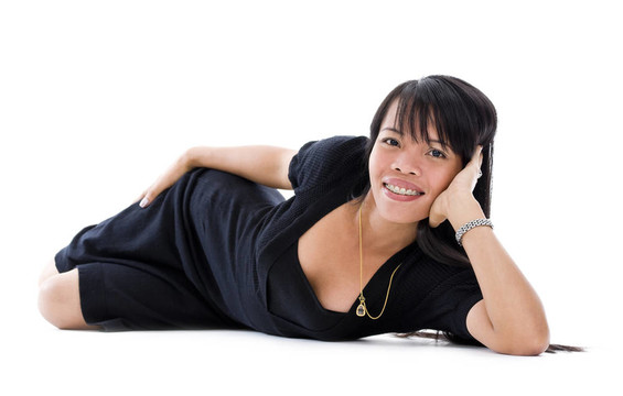 漂亮的亞洲婦女與括號(hào)