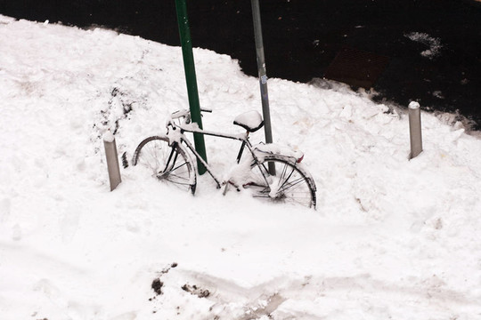 雪覆蓋的自行車