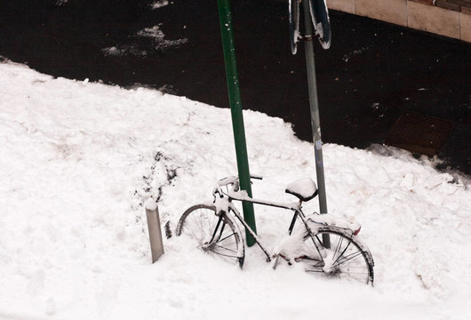 雪覆蓋的自行車
