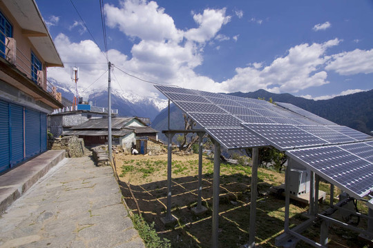 山地景觀太陽(yáng)能電池板