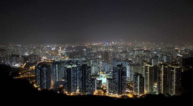 香港市中心的高層建筑在夜晚