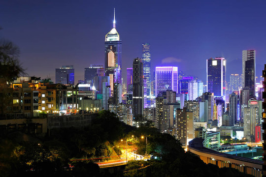 香港在晚上擁擠的建筑物
