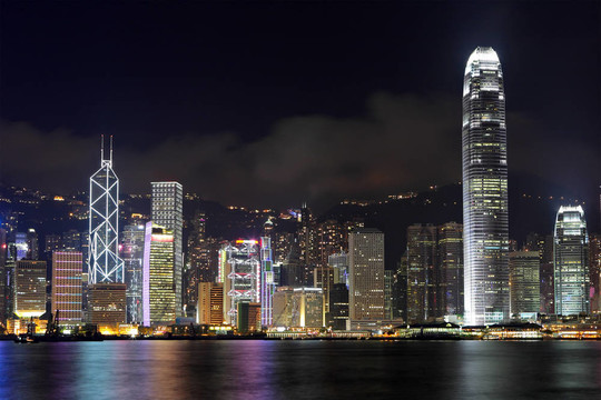 香港的天際線在夜間