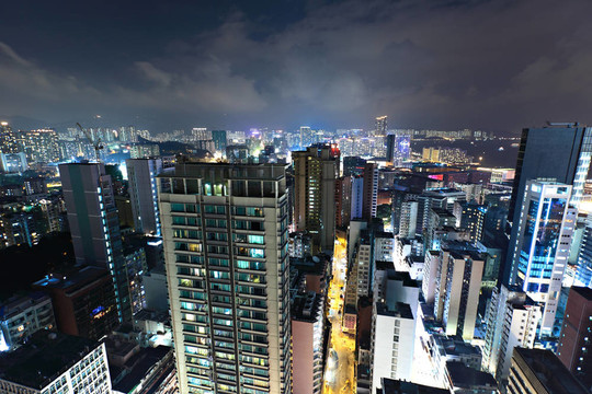 香港在晚上擁擠的建筑物