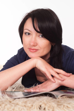 地毯上的可愛(ài)女人