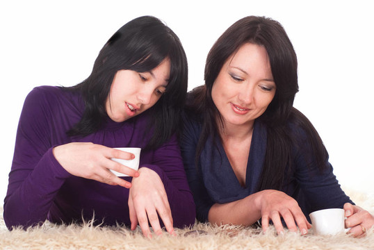 兩個女孩閱讀