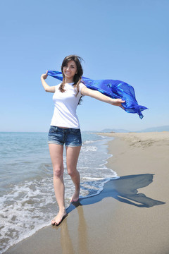 年輕女子在海灘上放松