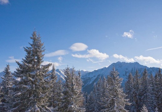 雪下山脈。滑雪勝地施拉德明。奧地利