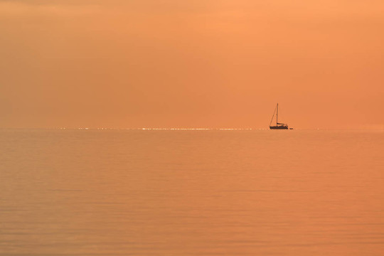 海上的船