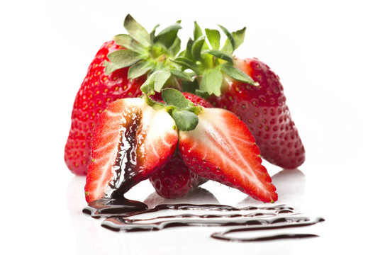 Strawberry和巧克力在白色