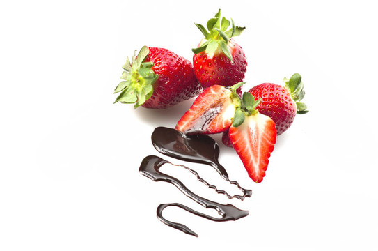 Strawberry和巧克力在白色