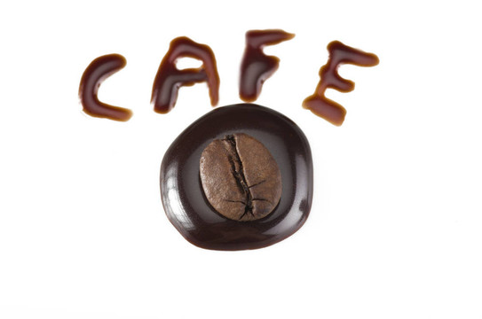 在巧克力奶油飞溅的咖啡豆特写