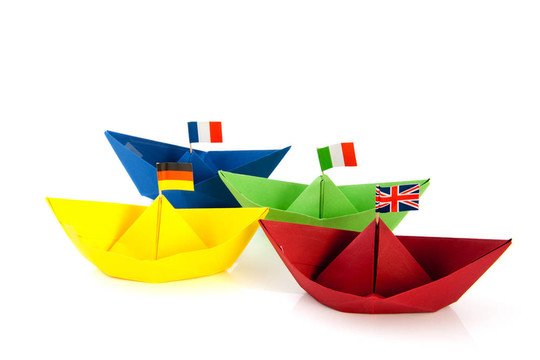 彩色的紙boatwith歐盟旗幟