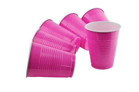 粉红色塑料杯。