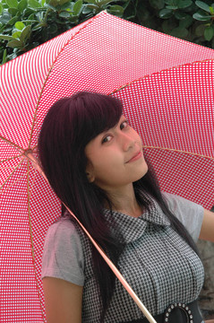 女孩拿著傘