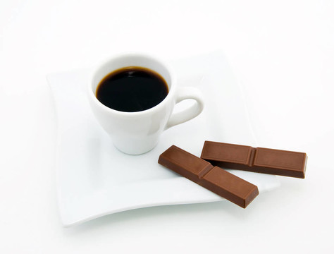 白咖啡杯和一些巧克力