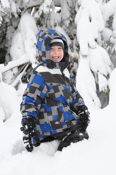 小男孩在雪地里玩耍