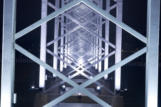 這是澳門的一座金屬橋