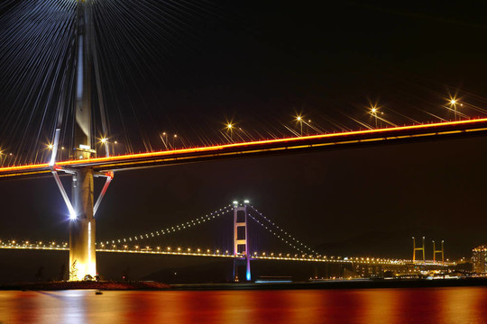 晚上在香港橋；汀九橋和青馬大橋