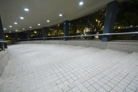 這在香港是一個現(xiàn)代化的走廊
