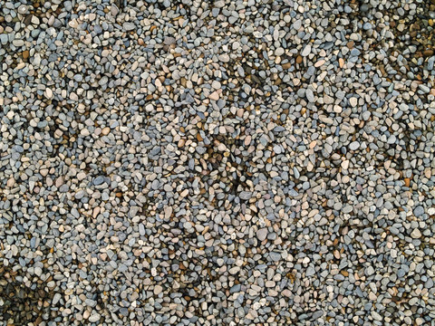 操場豌豆礫石與一些潮濕和一些干
