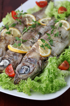 烤鱒魚(yú)