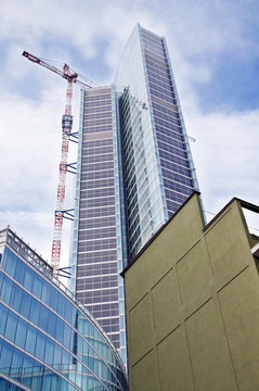 現(xiàn)代建筑與老房子對比