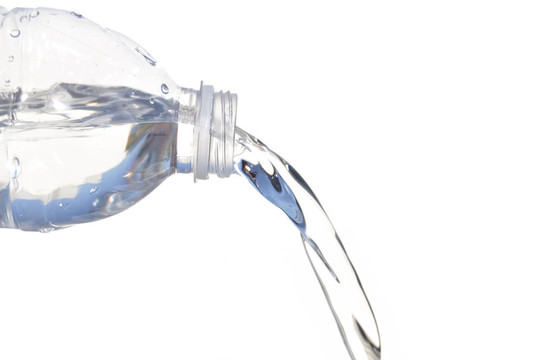 塑料瓶水倒出