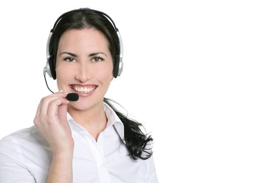 黑色的漂亮的女商人和耳機
