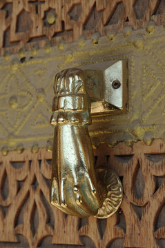金色的門環(huán)在阿布扎比；阿拉伯聯(lián)合酋長(zhǎng)國(guó)