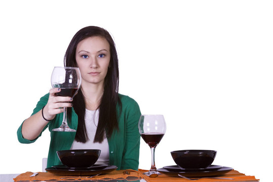 女子提高飲料到相機