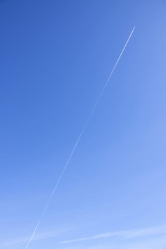 飛機(jī)高高的藍(lán)天與煙霧痕跡