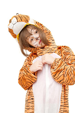 小女孩穿著白色的老虎服裝