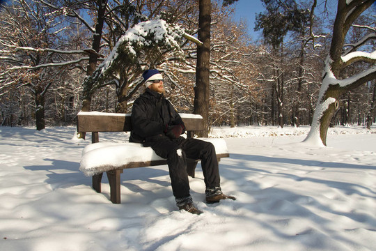 陽光明媚的冬日公園
