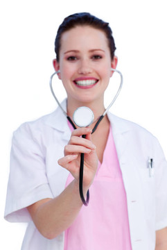 一个微笑的女医生拿着听诊器的肖像