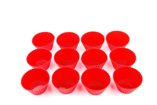 紅色塑料杯子為白色的小蛋糕