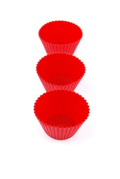 紅色塑料杯子為白色的小蛋糕