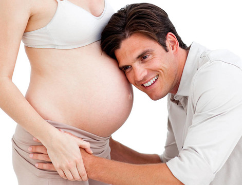 親密夫婦期待一個嬰兒