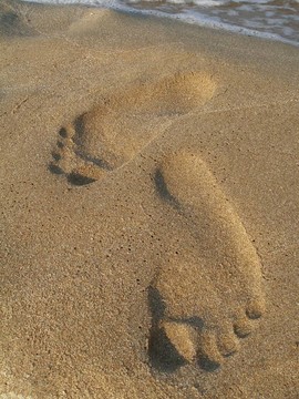腳印在沙灘上