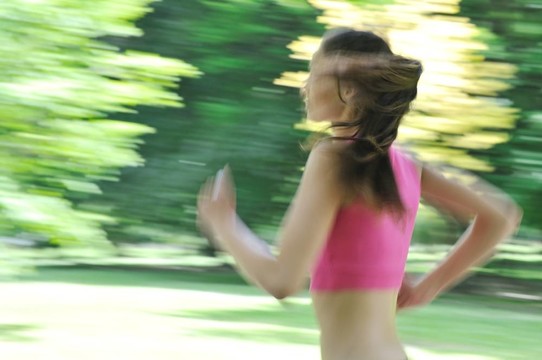 年輕女子室外跑步-運動模糊