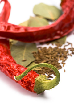 甜椒；香菜和月桂樹葉