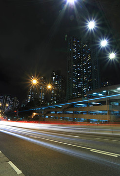 通過(guò)在香港鬧市區(qū)的交通