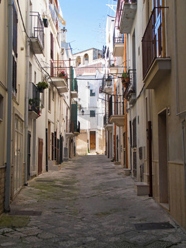 韋爾薩諾特征的小巷。Apulia。