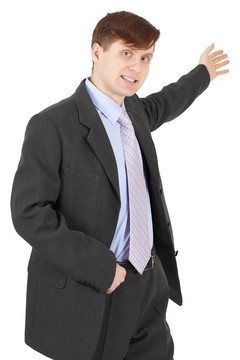 穿西裝的年輕人展示了他的手