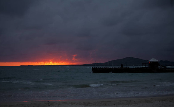 火紅夕陽伴碼頭