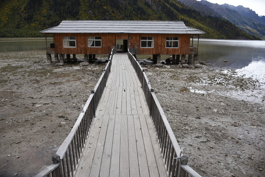 然烏湖小木屋